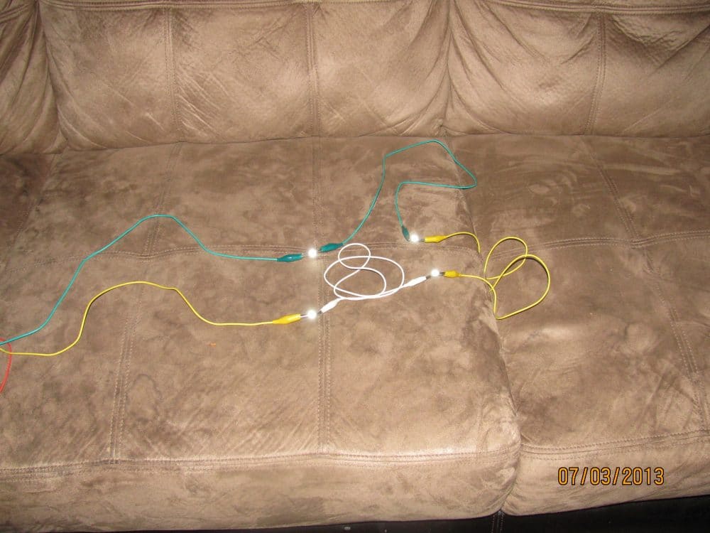 joule thief prototype showing the working of illuminated 4 nos of 1 watt LED using a 1.5V battery