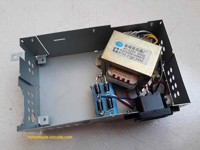 image showing the transformer, bridge rectifier, capacitor assembly